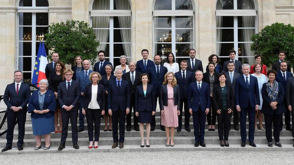 Les 35 membres du gouvernement d'Edouard Philippe prennent la pose sur le perron de l'Elysée, à leur nomination, en octobre 2018. 
