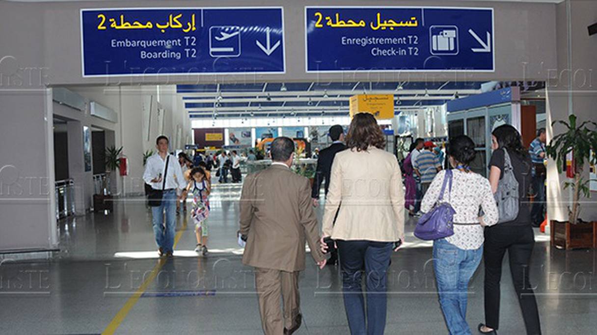 Port d'entrée du hall d'embarquement du terminal 2 de l'aéroport Mohammed V de Casablanca-Nouaceur. 
