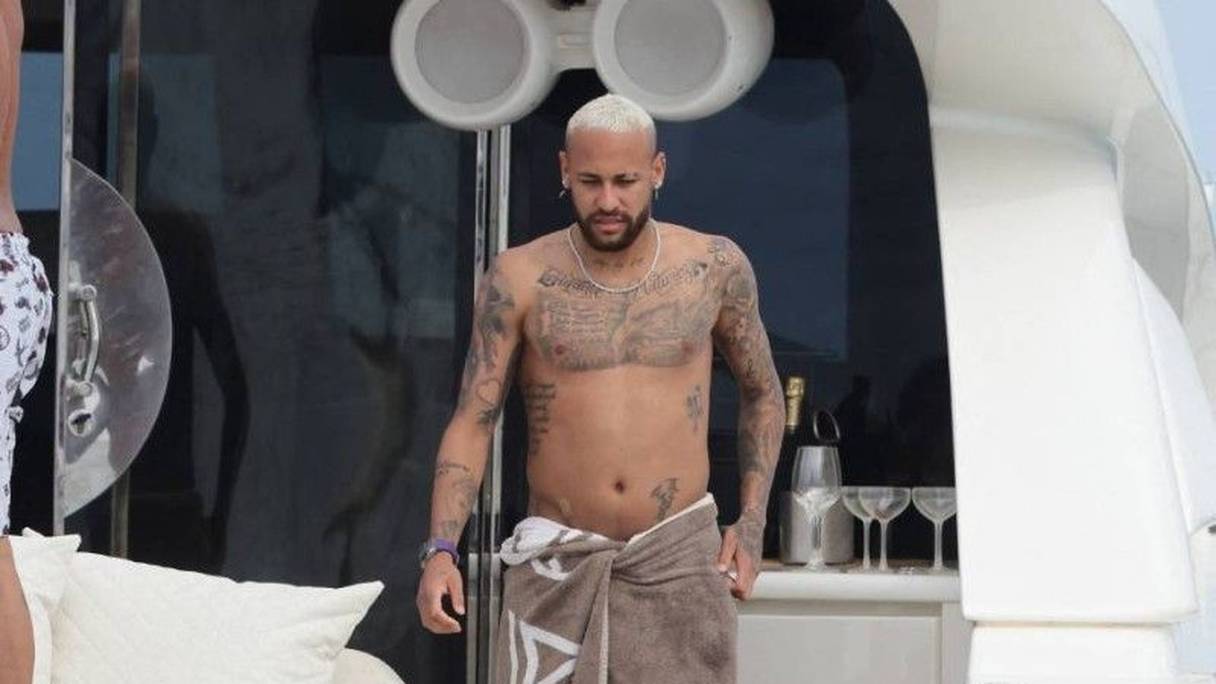 En vacances à Ibiza, Neymar n'a plus les abdominaux d'un footballeur de haut niveau.

