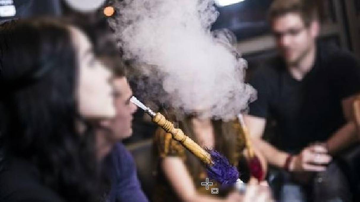 Souvent non fumeurs, les consommateurs de chicha pensent à mauvais escient que sa fumée est moins toxique. 
