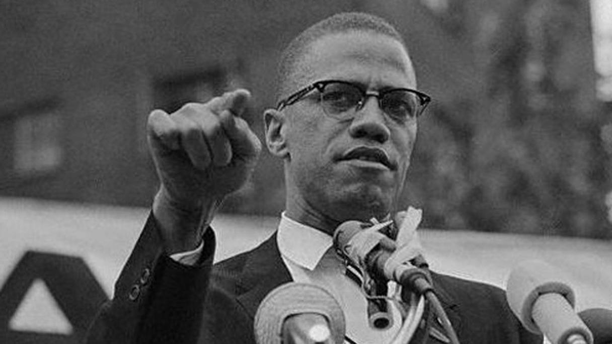Malcolm X (19 mai 1925, mort assassiné le 21 février 1965 à Harlem), lors d'une de ses interventions dans les années soixante. Il fut orateur, prêcheur, porte-parole de Nation of Islam, militant politique et défenseur des droits de l'homme afro-américain. 
