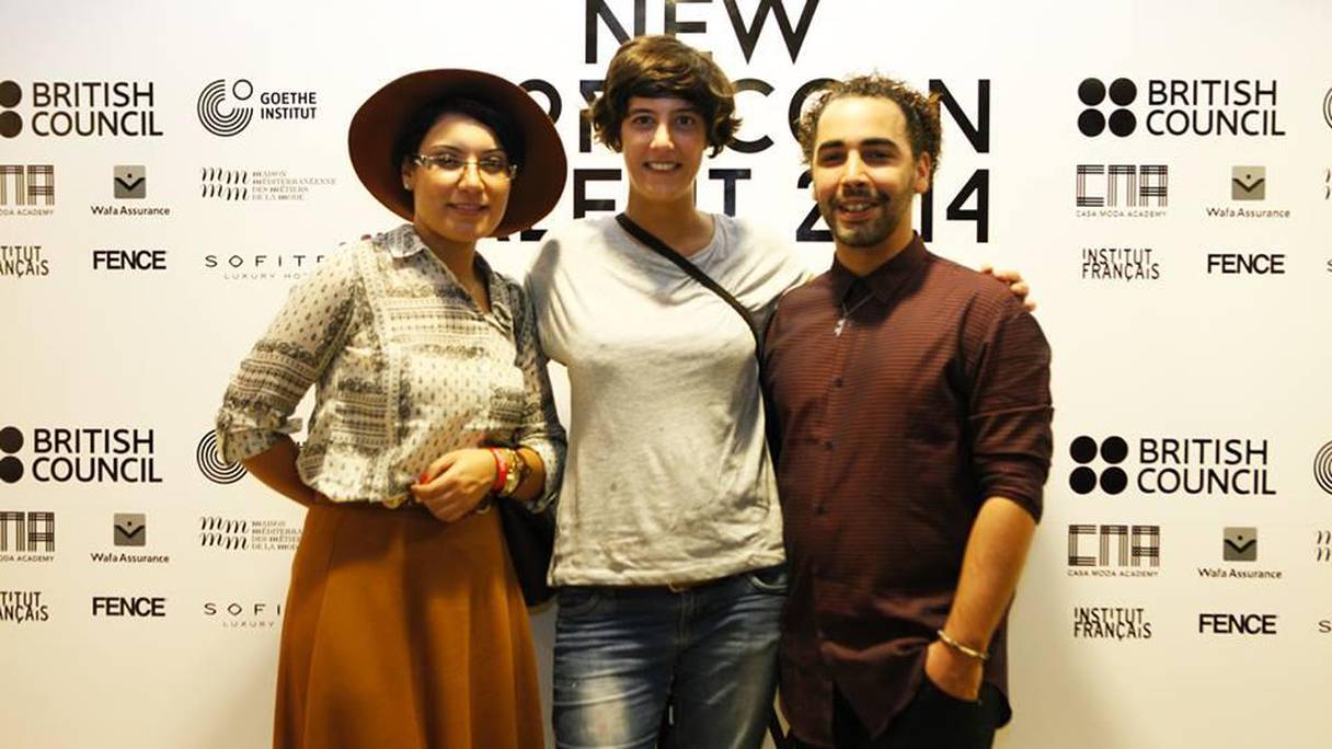 Laetitia Decamps (premier prix, au centre), Ali Drissi (deuxième prix, à droite) et Siham El Amri (à gauche) de la Casa Mode Academy.
