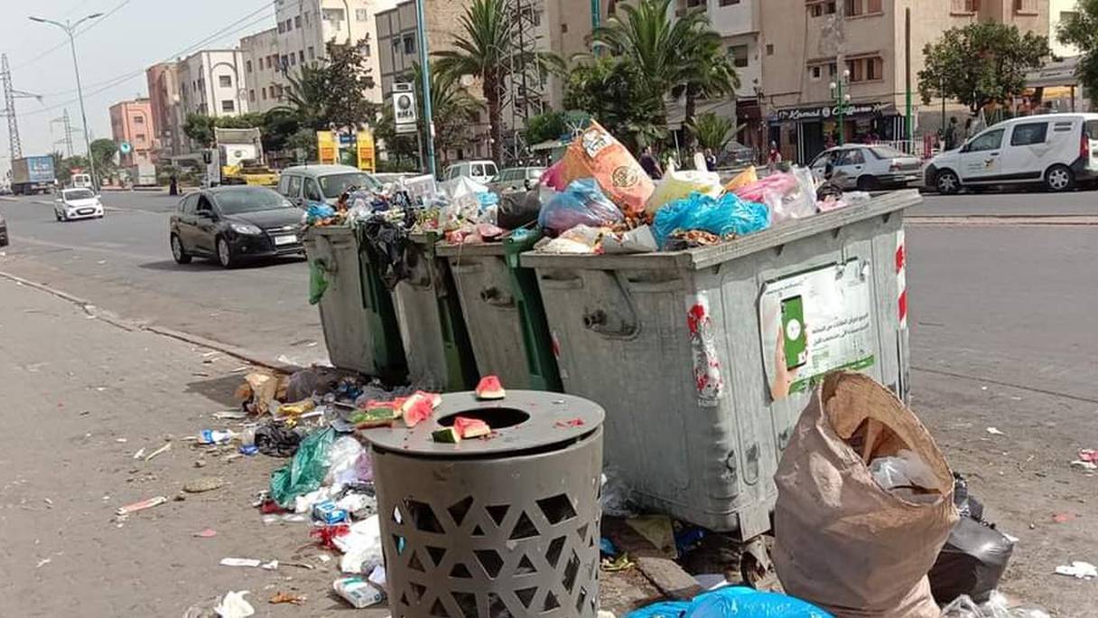 Les déchets envahissent l'espace public.

