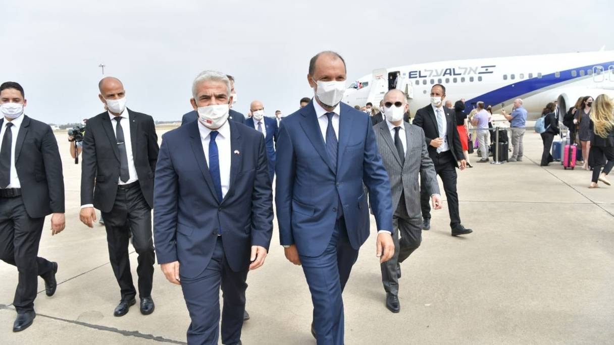 La délégation israélienne, menée par le chef de la diplomatie Yair Lapid, à leur atterrissage sur le tarmac de l'aéroport de Rabat-Salé, le 10 août 2021. 
