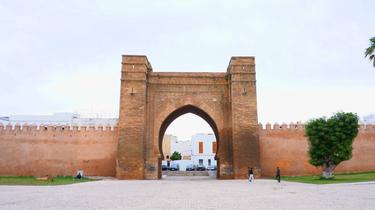 Bab el-Mrissa (ou Bab el-Mellah), Salé. La construction de cette porte monumentale intervient en 1260, lors de la prise de Salé par Alphonse X de Castille. C'est le point de départ de la «guerre sainte» mérinide. Les corsaires de Salé ont sévi jusqu'au XIXe siècle. 
