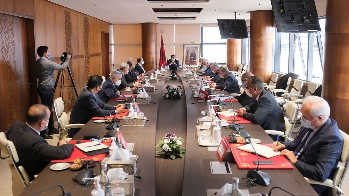 Aziz Akhannouch lors de sa réunion, lundi 31 janvier, avec les drigeants des partis représentés au Parlement.
