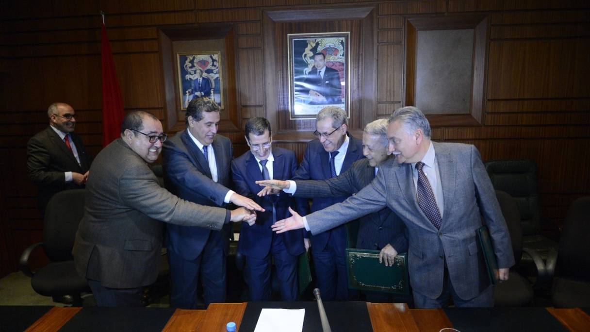 Les chefs des six partis formant la majorité, lundi 19 février, lors de la signature de la charte gouvernementale.
