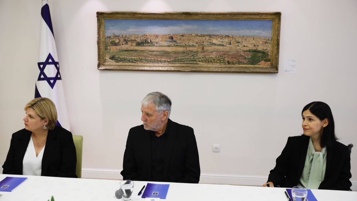 Karine Elharrar, Orna Barbivai et Meir Cohen, du parti Yesh Atid dirigé par Yair Lapid, assistent à une réunion de consultation avec le président israélien à sa résidence à Jérusalem le 5 avril 2021.
