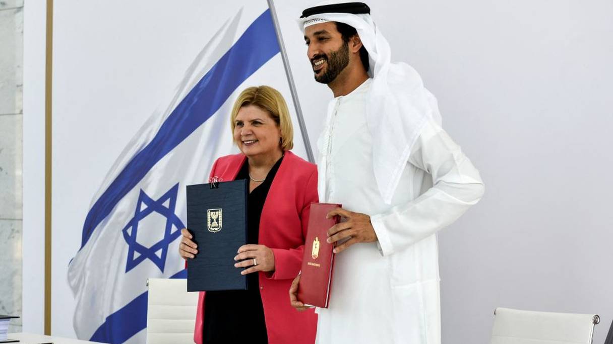 Le ministre émirati de l'Economie Abdallah bin Touq Al Marri et son homologue israélienne Orna Barbivai, lors de la signature d'un accord de libre-échange, le 31 mai 2022 à Dubaï.
