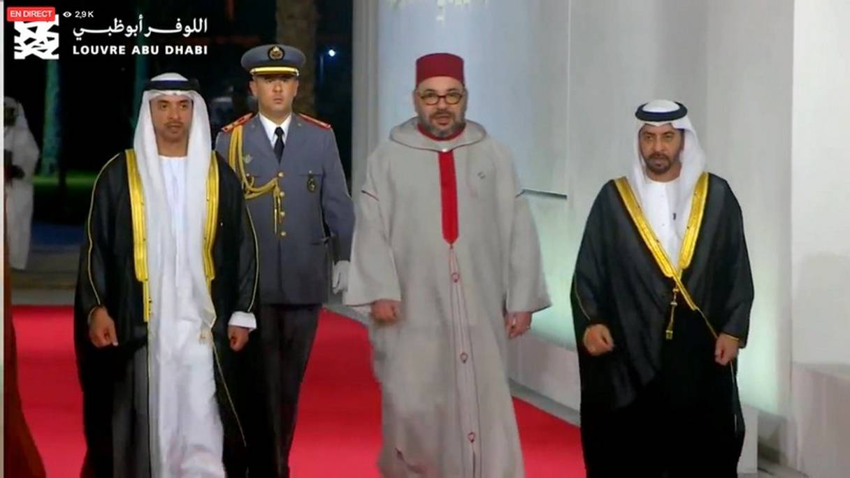 Le roi Mohammed VI à son arrivée pour la cérémonie d'inauguration du Musée du Louvre d'Abou Dhabi.
