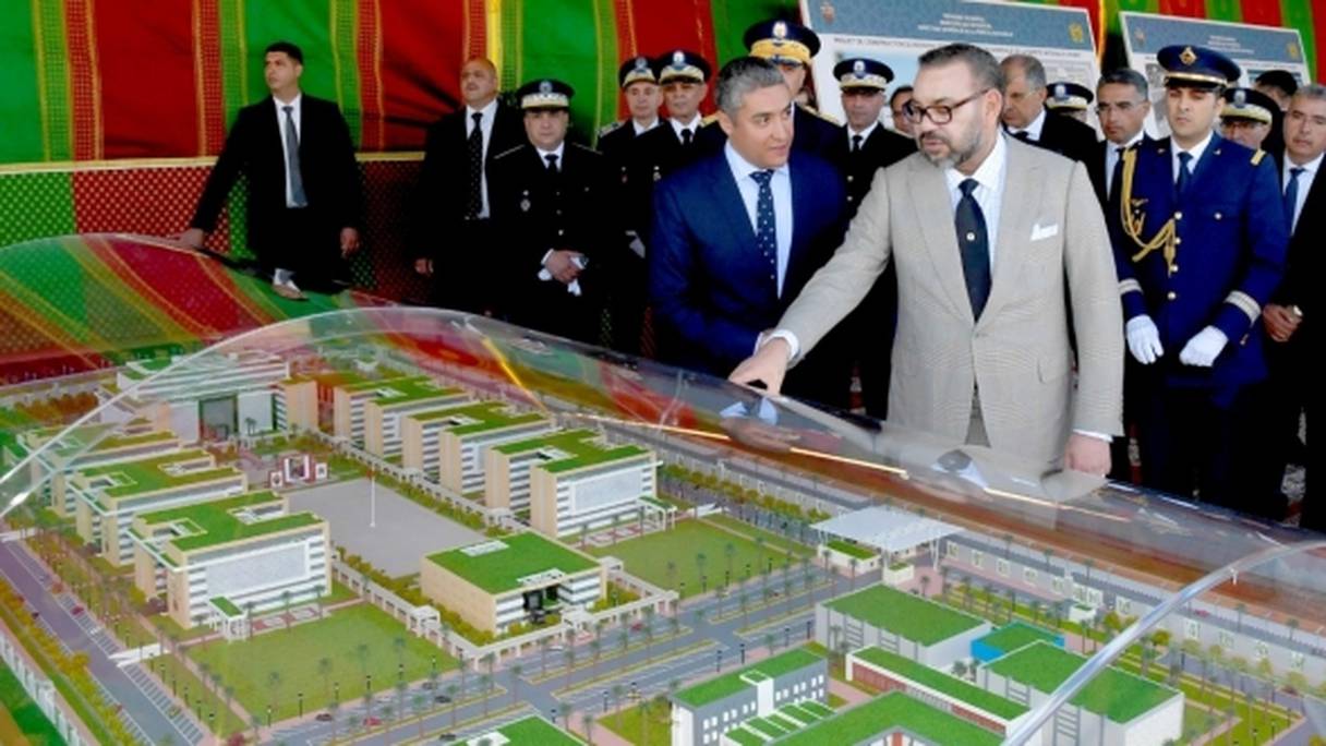 L'architecte Kamal Benamar donnant des explications techniques au souverain concernant le nouveau siège de la DGSN. 
