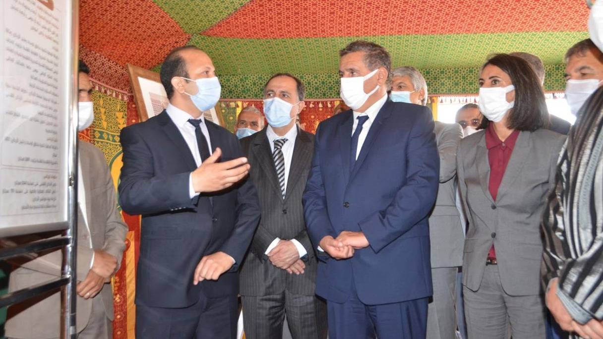 Le ministre de l’Agriculture Aziz Akhannouch et la ministre du Tourisme Nadia Fettah Alaoui dans la vallée d'Ait Mansour.
