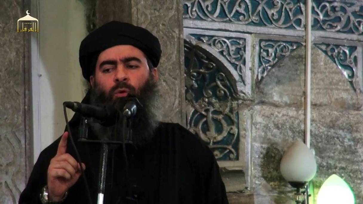 Capture d'écran d'une video de propagande diffusée le 5 juillet 2014 par al-Furqan Media montrant Abou Bakr al-Baghdadi à Mossoul lors de la proclamation du califat.
