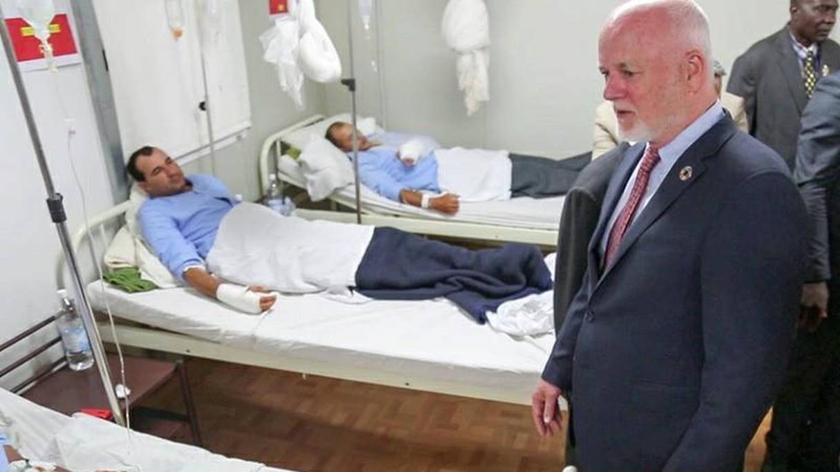 Le président de l'Assemblée générale des Nations unies, Peter Thomson, rendant visite aux Casques bleus marocains blessés lors d'une attaque armée à Bangassou, à l'est de la capitale centrafricaine.
