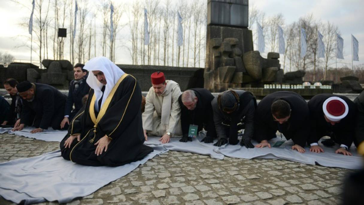Le secrétaire général de la Ligue islamique mondiale, le Saoudien Mohammad bin Abdulkarim Al-Issa, dirige la prière le 23 jancier 2020 près du Mémorial d'Auschwitz. Derrière lui le Marocain Ahmed Abbadi, secrétaire général de la Rabita Mohammadia des oulémas.
