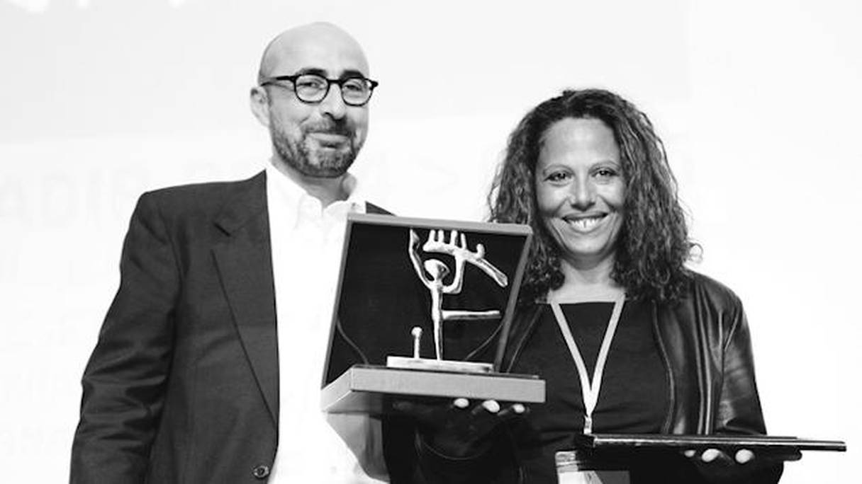 Reda Benjelloun directeur des magazines à 2M et Dalila Ennadre, gagnante du Prix du Public lors de la 5ème édition du FIDADOC. 
