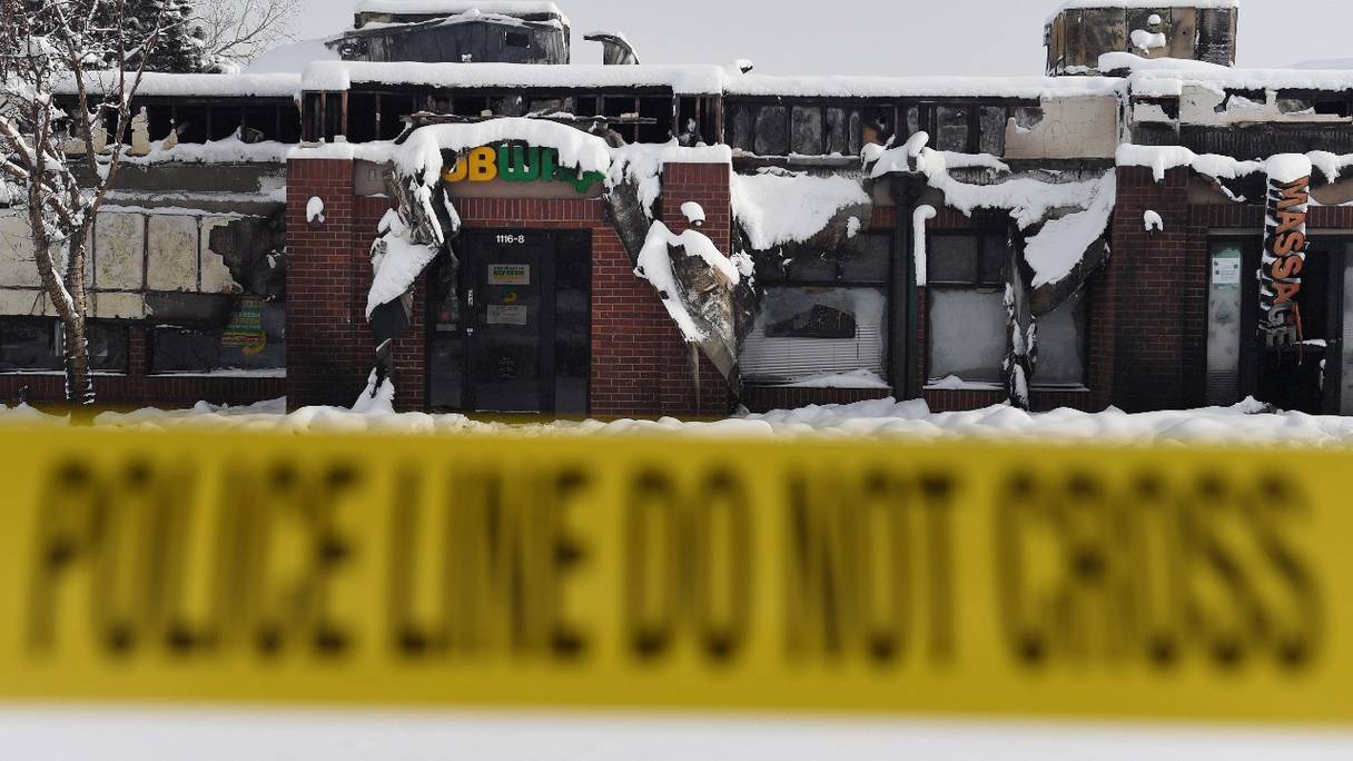 Des entreprises détruites par un incendie dans la ville de Superior, dans le comté de Boulder, au Colorado, sont fermées avec un ruban de police, le 1er janvier 2022.
