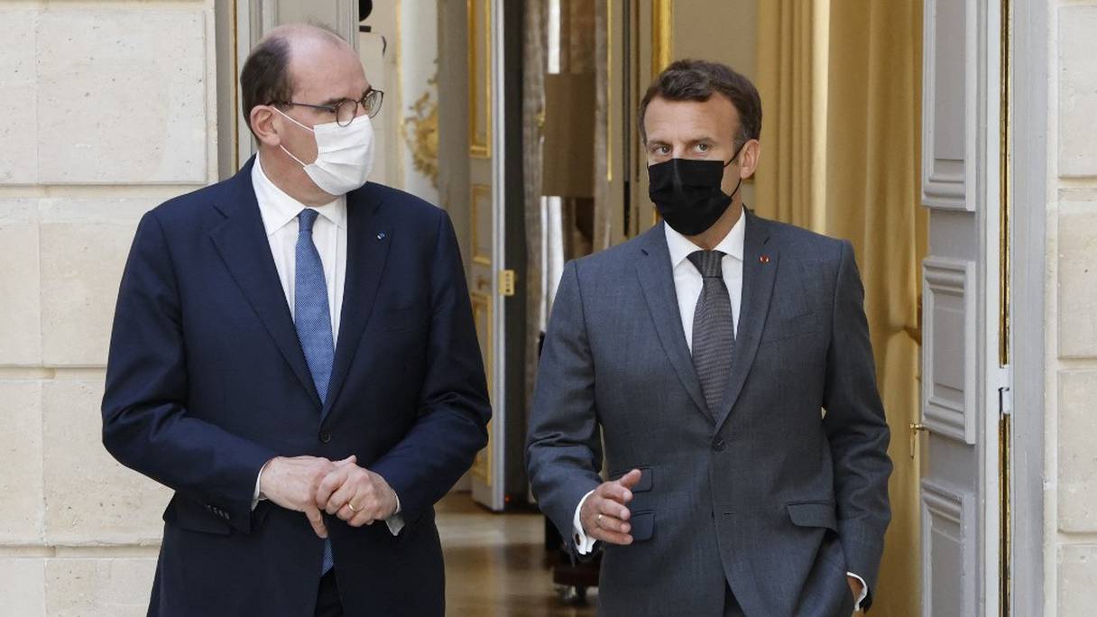 Le président français Emmanuel Macron s'entretient avec le Premier ministre français Jean Castex au palais présidentiel de l'Elysée, à Paris, le 9 juin 2021. 
