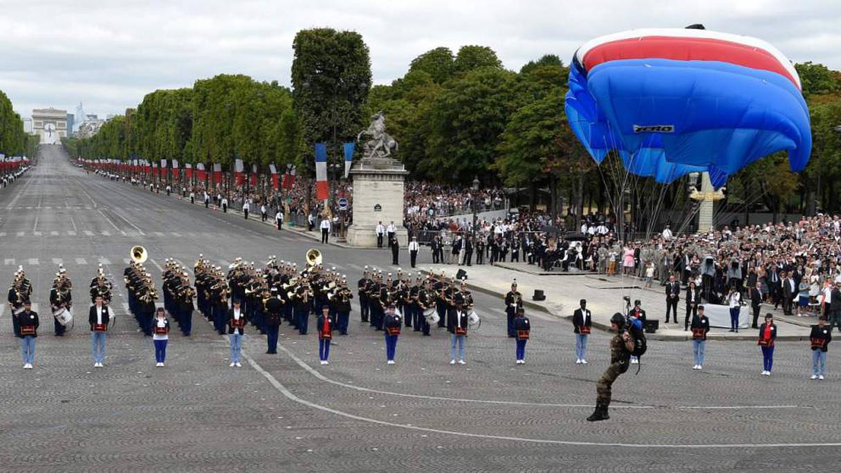 Sept parachutistes de l'école des troupes aéroportées de Pau se sont élancés au dessus des Champs-Elysées. Ils ont atterri sur la place de la Concorde devant la tribune d'honneur qui accueillait le président de la République et son gouvernement.
