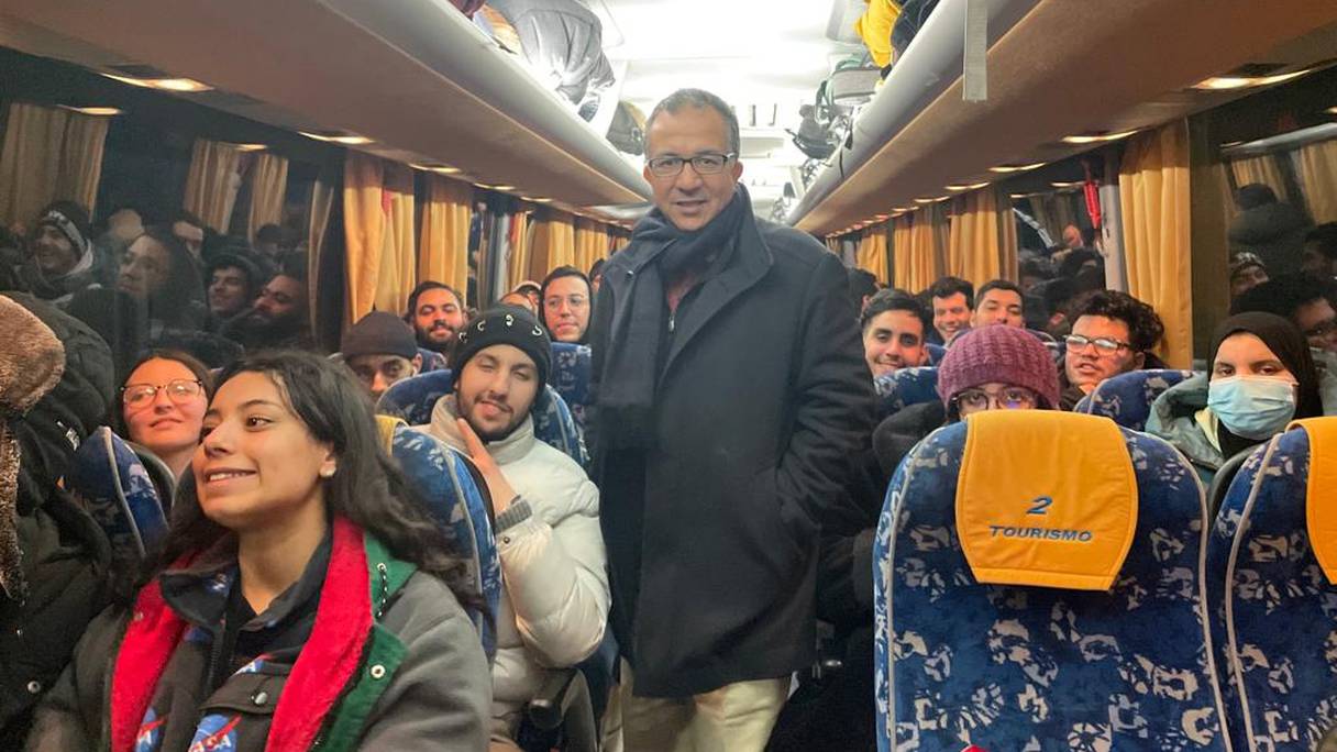 L'ambassadeur du Maroc, Azeddine Farhan, au milieu d'un groupe de Marocains ayant pu quitter l'Ukraine, en transitant par la Slovaquie.
