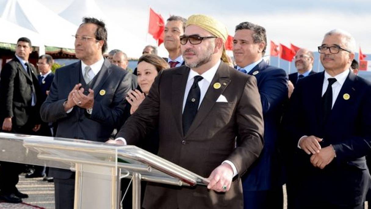 Mohammed VI durant le lancement des travaux de construction du barrage "M'dez" sur l'Oued Sebou en 2015
