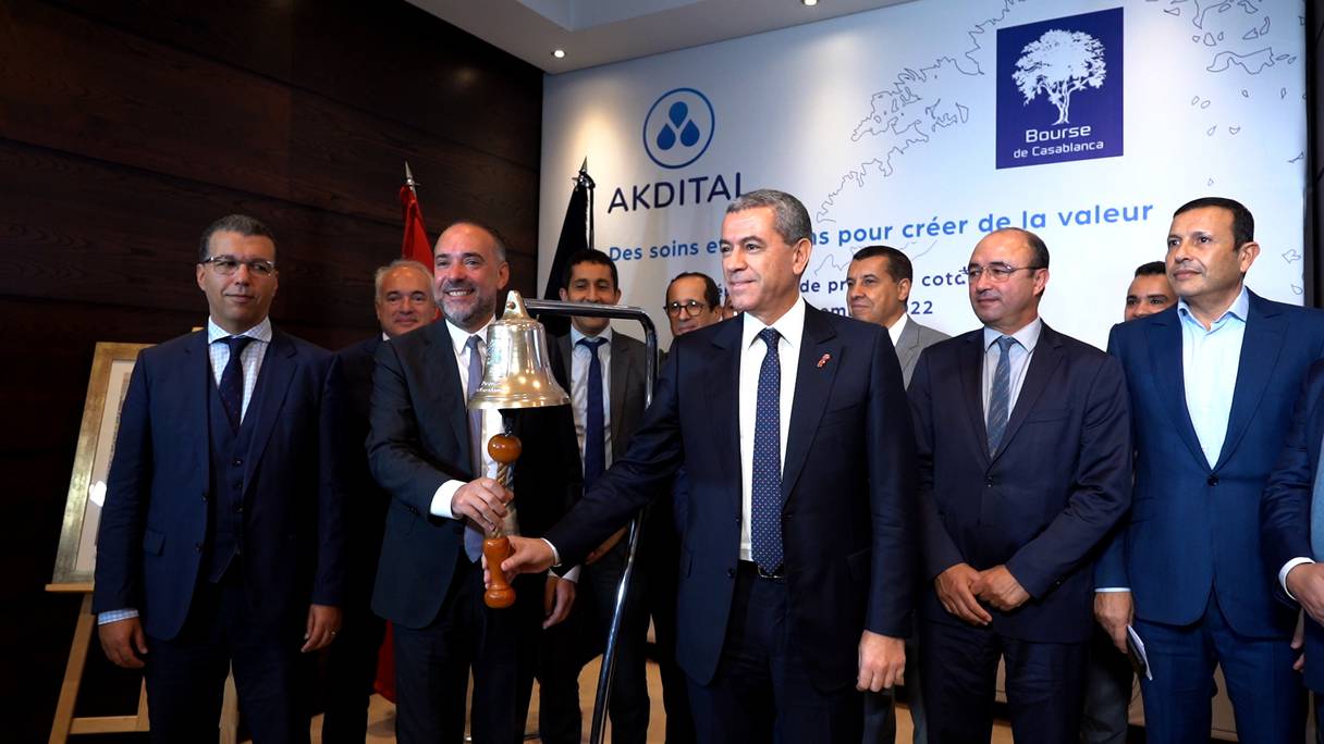 La cloche sonne la première cotation du groupe Akdital, à l'occasion de son entrée en Bourse, à Casablanca, le 14 décembre 2022. 

