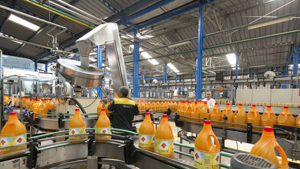 Etape du conditionnement, dans une chaîne de production de bidons d'huile de tournesol d'une unité industrielle du groupe Lesieur Cristal, au Maroc. 
