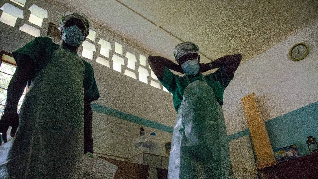 Des médecins vont entrer dans la zone de quarantaine du centre de l'ONG Médecins sans frontières, à Zomea Kaka, en République centrafricaine, le 18 octobre 2018. Le Monkeypox est contagieux, se guérit de lui-même, mais peut tuer s'il n'est pas traité à temps.
