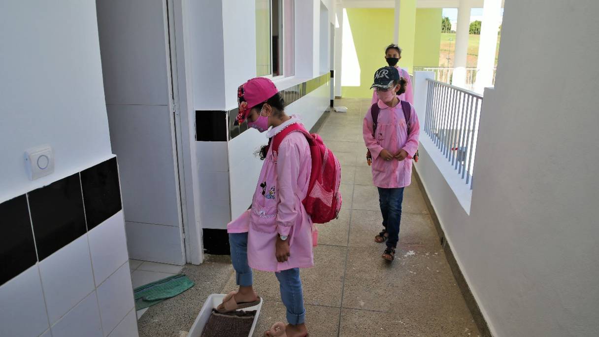 Des élèves de la ville de Tétouan se préparent à la rentrée scolaire 2020-2021, en respectant la distanciation sociale et les mesures sanitaires et préventives contre la pandémie du Coronavirus (photo d'archive prise le 10 septembre 2020).
