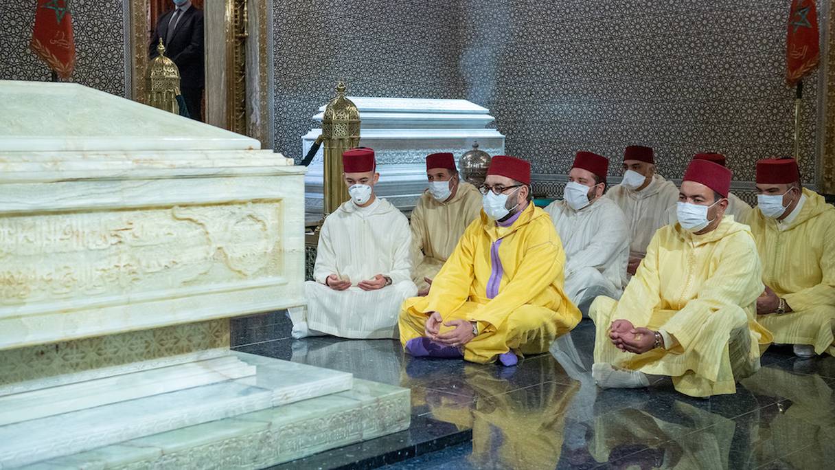 Le roi Mohammed VI se recueillant sur la tombe de feu le roi Mohammed V (Archives).
