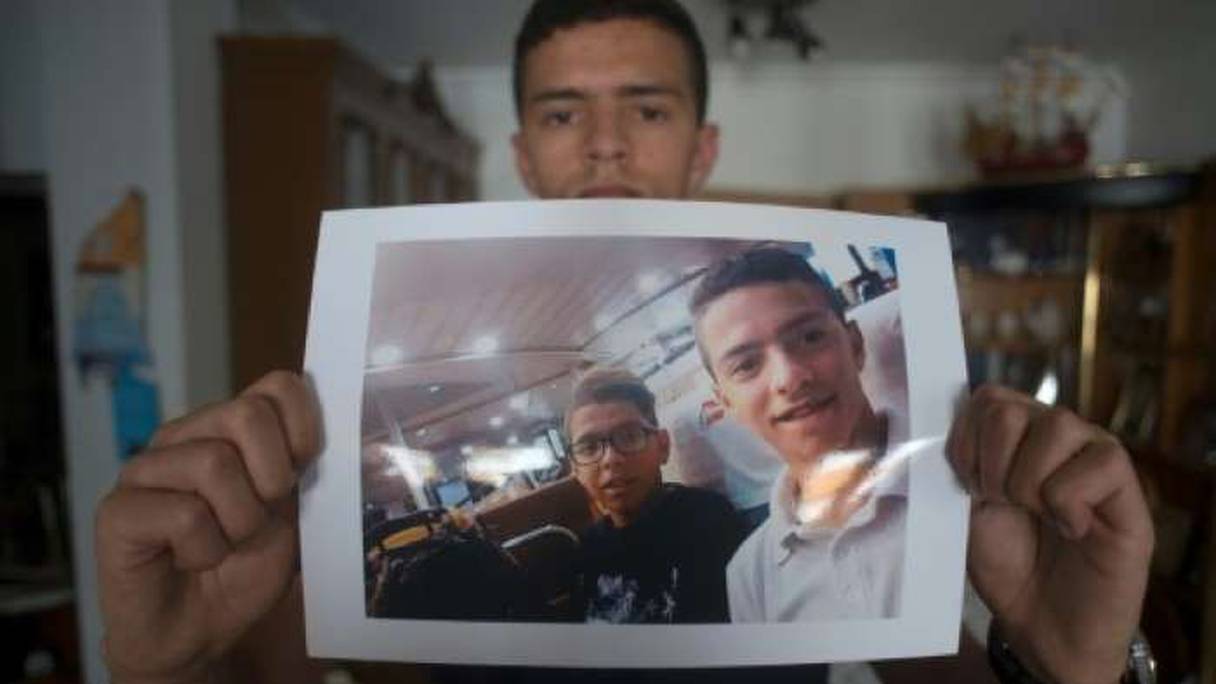 Anas Tahiri montre une photo où il se trouve aux côtés de son frère Iliass, mort en 2019 dans un centre pour mineurs en Espagne. 

