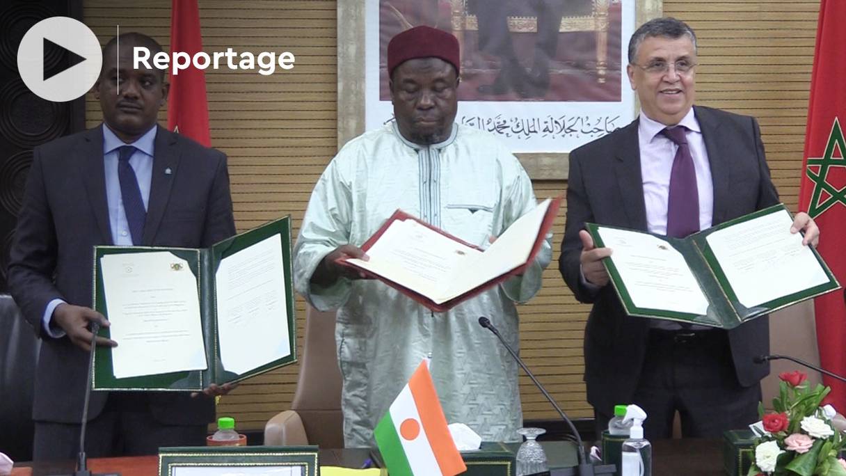Abdellatif Ouahbi, ministre de la Justice, et une délégation nigérienne de haut niveau conduite par Moumouni Hamidou, président de la commission nationale de coordination de la lutte contre le trafic des êtres humains et l’immigration clandestine du Niger, le 1er août 2022, à Rabat.
