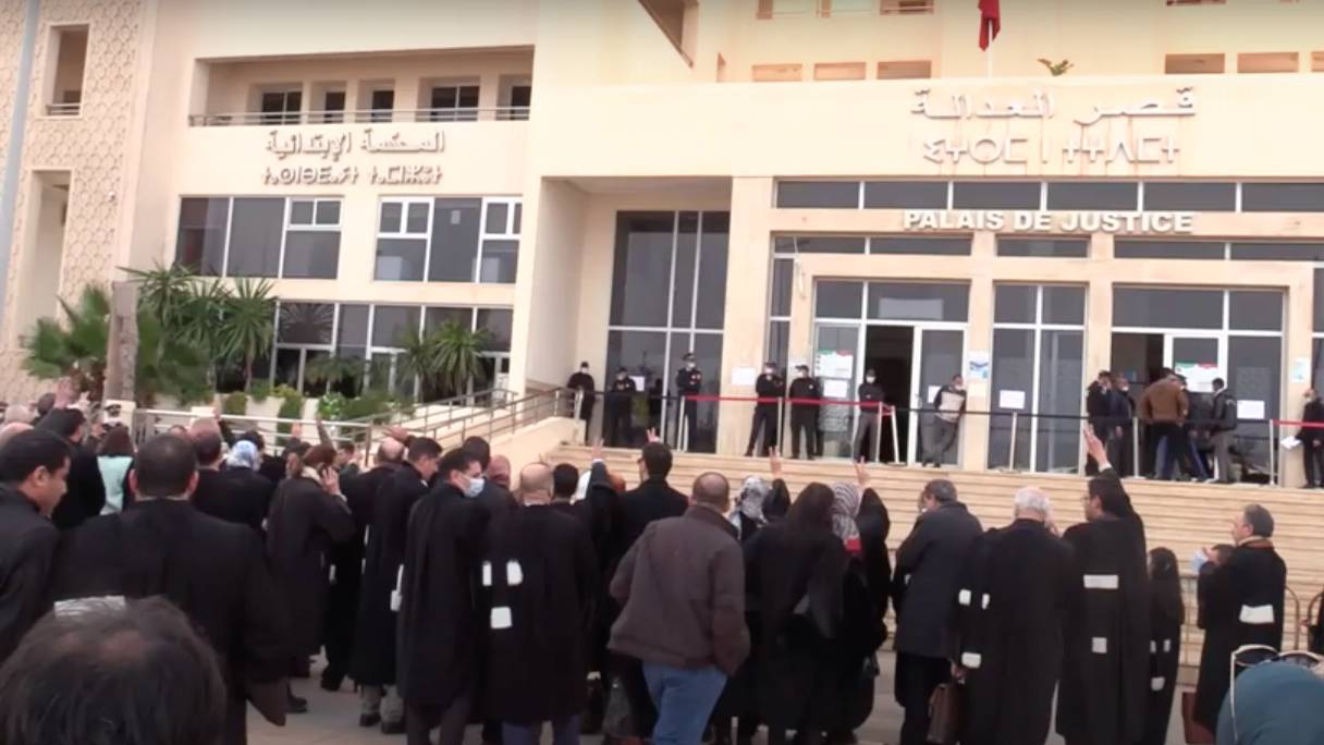 Des avocats manifestent au cours du mois de décembre 2021 devant le tribunal d'Agadir, en signe de protestation contre l'injonction qui leur a été faite de présenter un pass vaccinal avant d'y accéder. 
