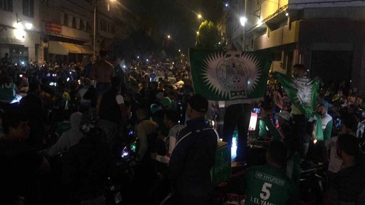 Les supporters du Raja à Derb Sultan après le sacre des Verts en Botola.
