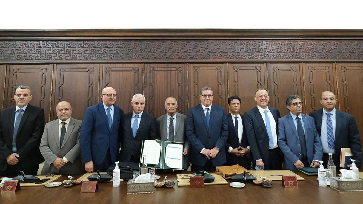 Le Premier ministre Aziz Akhannouch, le ministre de la Santé Khalid Aït Taleb et les représentants des syndicats de médecins le 24 février 2022.
