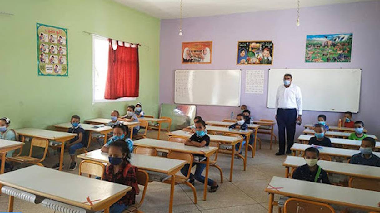Des élèves masqués assistent à un cours dans la salle de classe d'un établissement d'Errachidia (Draâ - Tafilalet).
