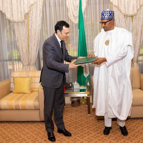 Le président du Nigeria reçoit Younes Sekkouri, porteur d’un message du Roi Mohammed VI, le 5 décembre 2022 à Abuja.