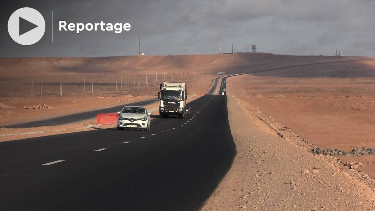 La voie express qui relie Tiznit à Dakhla s’étend sur 1.055 kilomètres, et dont le coût est de 10 milliards de dirhams, en est à un taux d'avancement de 70%. 
