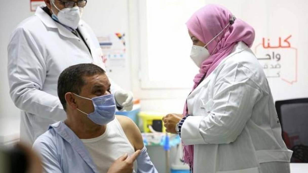 Un citoyen s'apprête à recevoir une injection d'un vaccin anti-Covid-19. 
