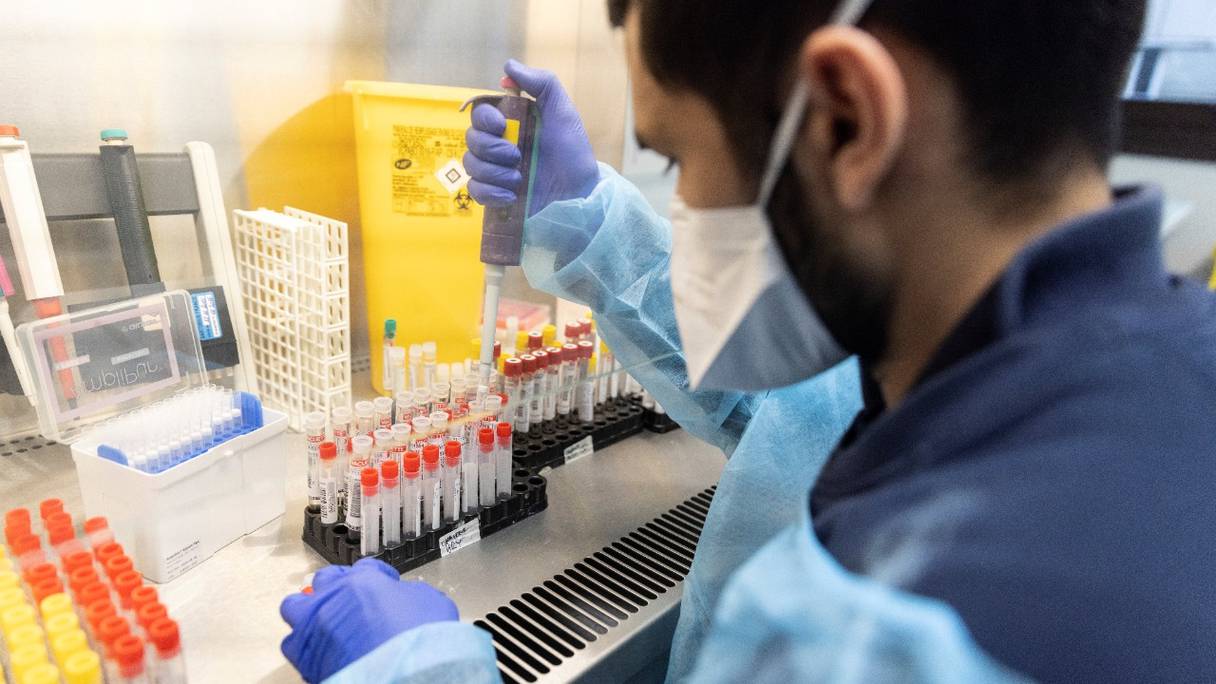 Un laborantin manipule des échantillons positifs au Covid-19 à séquencer dans le laboratoire de virologie de l'hôpital AP-HP Henri Mondor à Créteil, en périphérie de Paris, le 7 décembre 2021.
