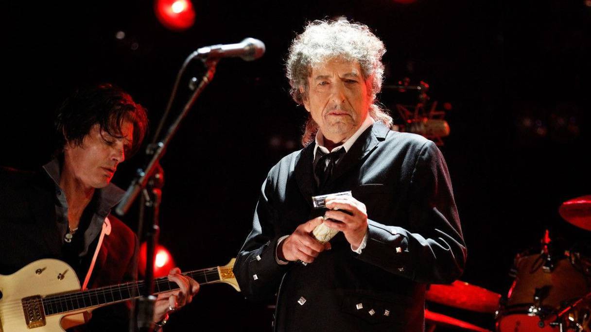 Bob Dylan sur scène lors d'un concert.
