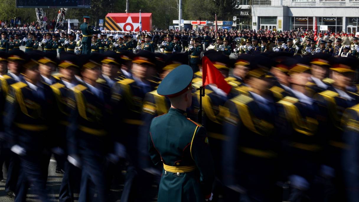 Des militaires participent à un défilé militaire, qui marque le 77e anniversaire de la victoire soviétique sur l'Allemagne nazie pendant la Seconde Guerre mondiale, à Novossibirsk, le 9 mai 2022.
