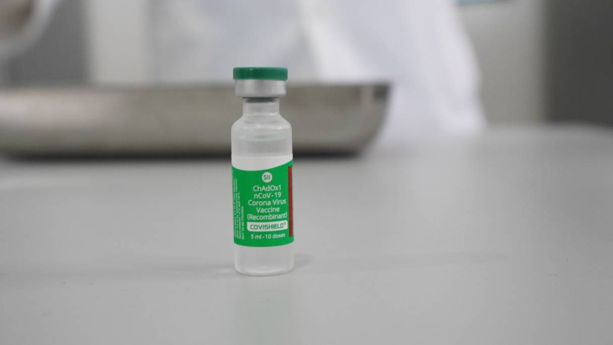 Un flacon contenant une dose injectable du Covishield, le vaccin anti-Covid-19 développé par le laboratoire britannico-suédois AstraZeneca.
