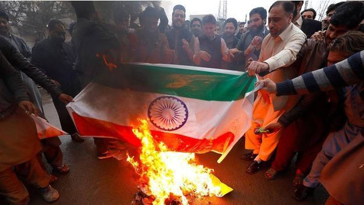 A Peshawar, au Pakistan, des hommes brûlent un drapeau indien, le 26 février 2019.
