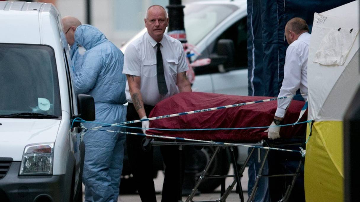 Le corps d'une femme tuée lors d'une attaque au couteau à Russell Square, est emmené sur une civière, le 4 août 2016 à Londres.
