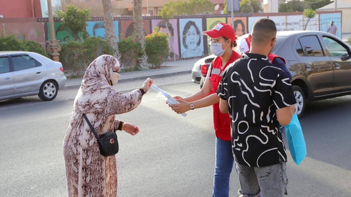Le Croissant-Rouge marocain sensibilise à l'importance du respect des mesures de précaution anti-Covid-19 et incite la population à s'engager dans la campagne de vaccination, le 20 août 2021 à Laâyoune.
