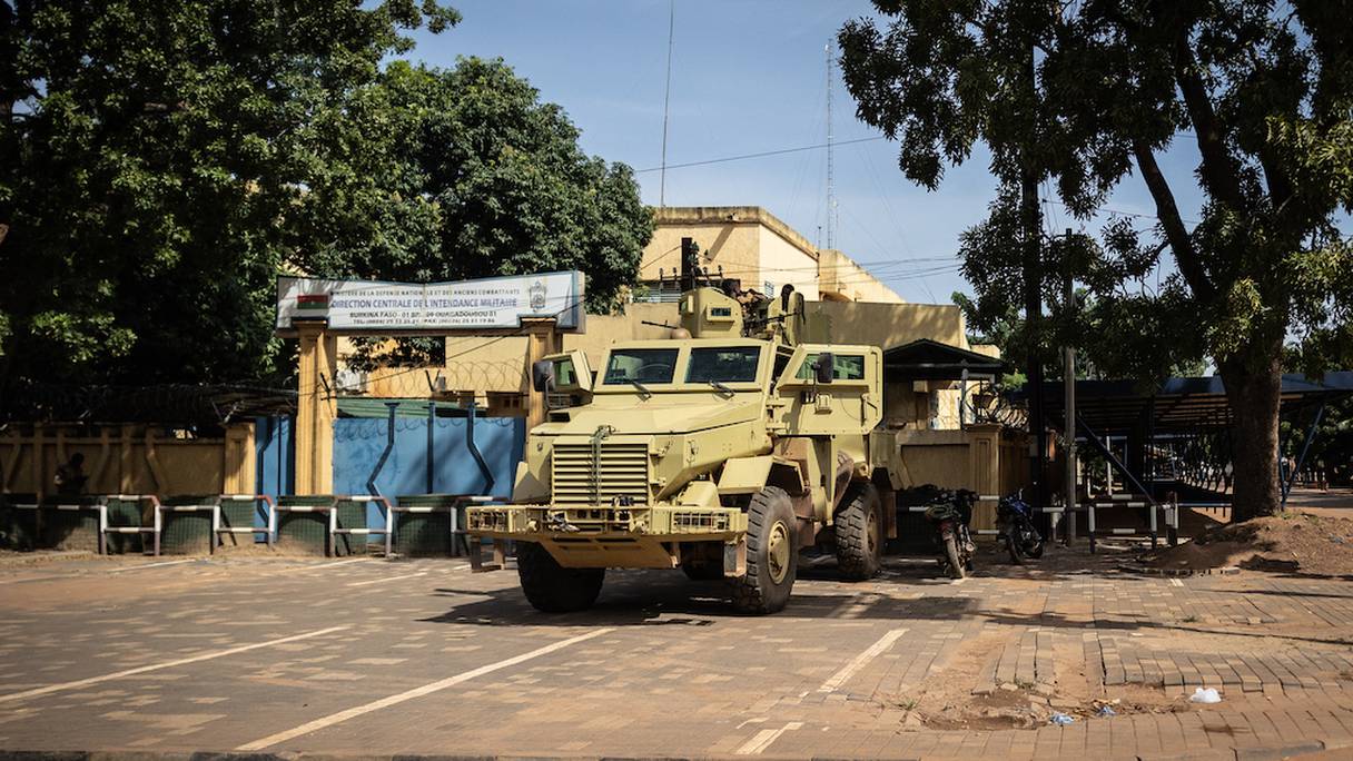 Un véhicule militaire est stationné devant la télévision nationale du Burkina Faso, à Ouagadougou, le 1er octobre 2022.

