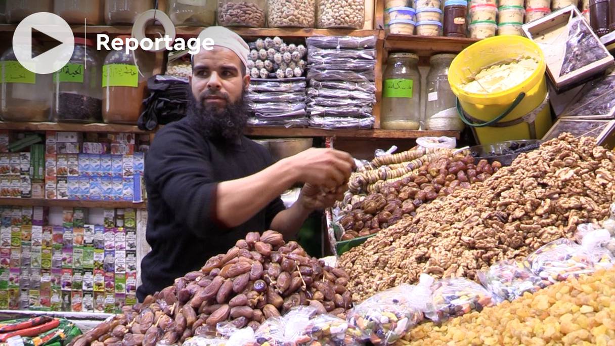 Sur les étals des marchés de Casablanca, les fruits secs restent très présents et sont achetés pour célébrer la nuit de Laylat Al Qadr.

