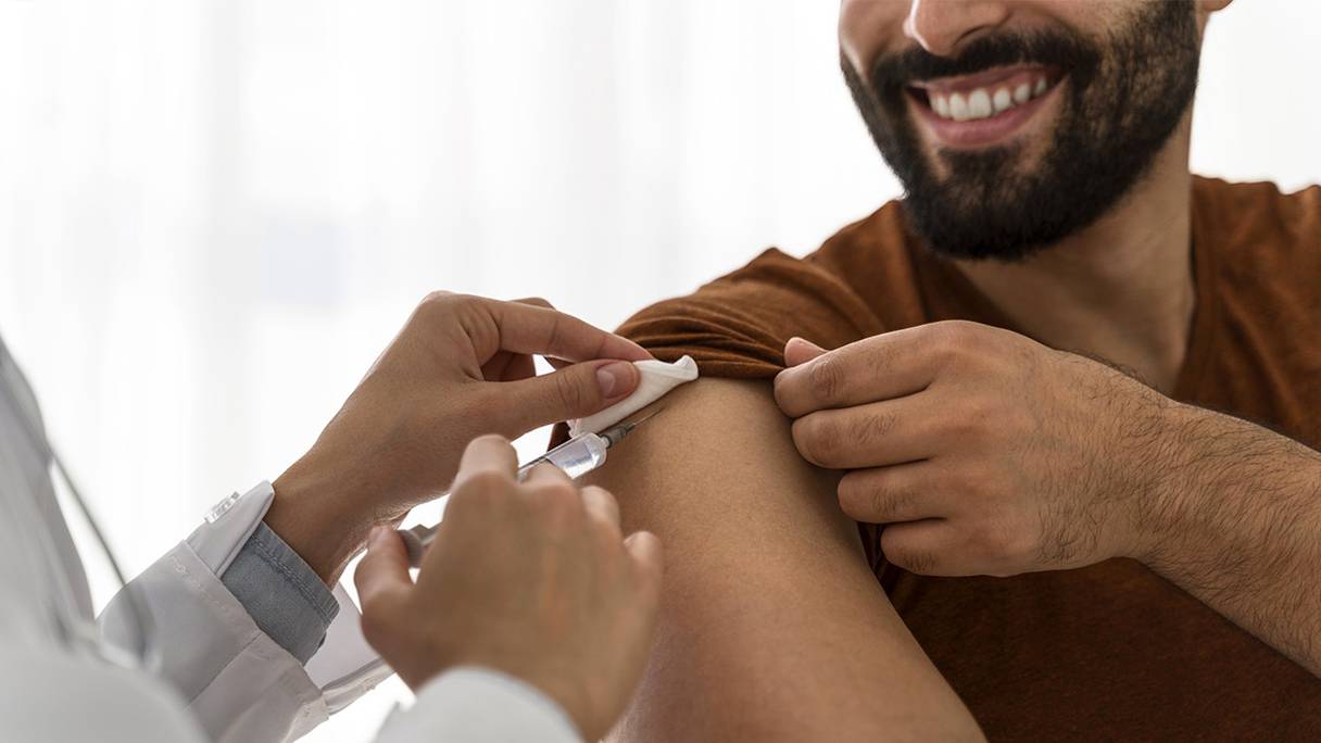 La campagne nationale de vaccination, débutée le 28 janvier 2021, se poursuit toujours au Maroc.
