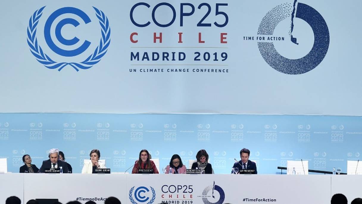 La ministre chilienne de l'environnement Carolina Schmidt (c), présidente de la COP25, le 15 décembre 2019 à Madrid.
